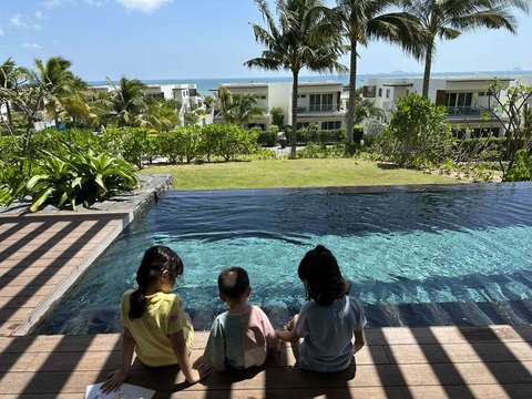 Người trong cuộc nói gì về mô hình Sở hữu kỳ nghỉ?- Ảnh 3. Gia đình anh V.H. tận hưởng tuần nghỉ tại ALMA Resort.