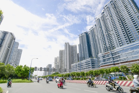 Khơi thông nguồn lực đất đai- Ảnh 1. Doanh nghiệp phải đấu thầu đất để phát triển dự án nhà ở thương mại với các dự án trong tương lai. Trong ảnh: dự án bất động sản đang được xây dựng ở TP Thủ Đức (TP.HCM) - Ảnh: QUANG ĐỊNH