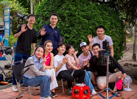 Trong hậu trường, cựu người mẫu Kim Cương cũng có mặt để hỗ trợ cho chồng Trong hậu trường, cựu người mẫu Kim Cương cũng có mặt để hỗ trợ cho chồng