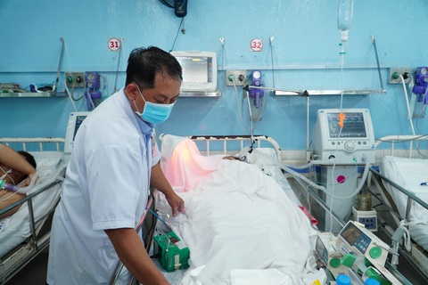 Bệnh viện nói gì về vụ cô gái 26 tuổi bị xuất huyết não sau phẫu thuật thẩm mỹ?- Ảnh 1. Bệnh nhân điều trị tại Bệnh viện Chợ Rẫy TP.HCM với chẩn đoán xuất huyết não mức độ nặng sau thẩm mỹ, gia đình đã xin về nhà - Ảnh: N.H.