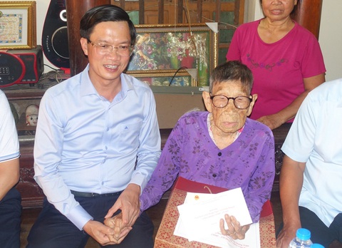 Lãnh đạo TP Hải Phòng thăm, tặng quà Mẹ Việt Nam anh hùng Lê Thị Đích dịp Quốc khánh 2-9 - Ảnh: TIẾN THẮNG Lãnh đạo TP Hải Phòng thăm, tặng quà Mẹ Việt Nam anh hùng Lê Thị Đích dịp Quốc khánh 2-9 - Ảnh: TIẾN THẮNG