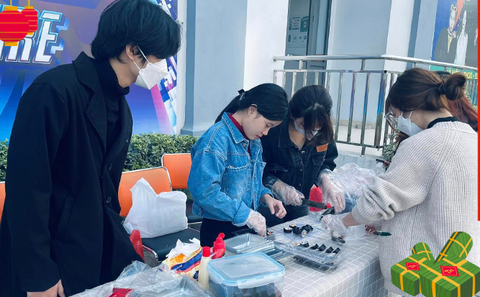 Trường đại học cấm tặng quà Tết cấp trên, không cấm tặng ngược lại, sinh viên vui nhộn- Ảnh 1. Một gian hàng bán đồ ăn sáng của sinh viên CLB Thiện nguyện Melbourne Polytechnic Việt Nam, nhằm gây quỹ cho dự án Sinh viên FPT Edu chung tay mang Tết hạnh phúc đến với bệnh nhi ung thư năm 2023 - Ảnh: FPT