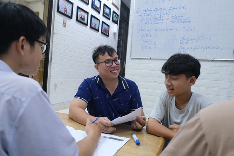 Ban ngày đi dạy ở trung tâm, tối về thầy Phú lại hướng dẫn, kèm thêm cho những “người bạn” chung phòng trọ - Ảnh: NGỌC PHƯỢNG Ban ngày đi dạy ở trung tâm, tối về thầy Phú lại hướng dẫn, kèm thêm cho những “người bạn” chung phòng trọ - Ảnh: NGỌC PHƯỢNG