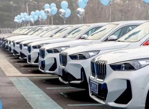 Thưởng Tết bằng BMW đã đủ gây sóng, ông chủ còn tính tặng cả nhà- Ảnh 1. Dàn BMW chờ trao thưởng - Ảnh: Oriental Daily