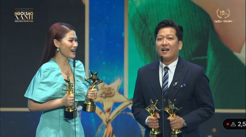 Trường Giang chia sẻ gì về NSƯT Thành Lộc mà netizen trao vương miện?- Ảnh 2. Trường Giang và Ngọc Thanh Tâm cùng nhận cú đúp giải Nam - Nữ diễn viên xuất sắc nhất và yêu thích nhất