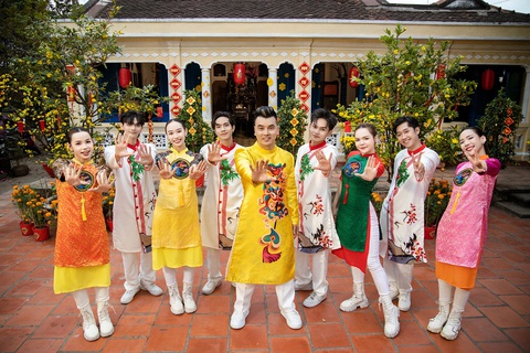 Ưng Hoàng Phúc 'quậy' hết cỡ trong MV Tết- Ảnh 2. Lồng ghép với những truyền thống tốt đẹp của Tết cổ truyền Việt Nam, MV chan chứa hương vị Tết được gửi gắm trong giọng hát ấm áp, gần gũi của Ưng Hoàng Phúc.