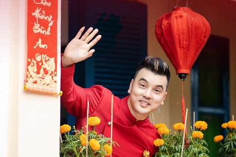 Ưng Hoàng Phúc 'quậy' hết cỡ trong MV Tết- Ảnh 1. Ưng Hoàng Phúc tích cực