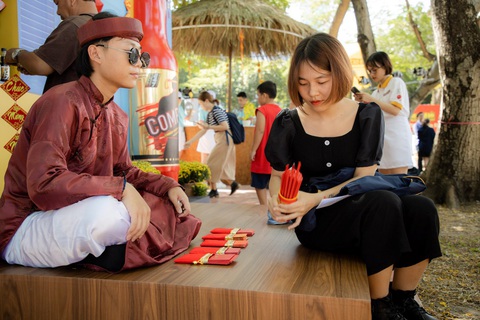 Khai thác đúng giá trị văn hóa ẩm thực Việt, sẽ không có phố đêm thành phố nhậu- Ảnh 1. Lễ hội Tết Việt tái hiện nhiều phong tục, tập quán của người Việt trong dịp Tết cổ truyền - Ảnh: T.L