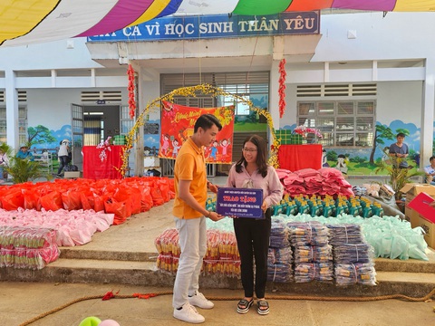 ‘Con chỉ ước có cái cặp hình siêu nhân mang đi học’- Ảnh 2. Nhóm thiện nguyện của anh Thư Hoàng (áo cam) giúp người dân địa phương sửa chữa giếng nước để bà con có nước sạch sử dụng - Ảnh: NVCC