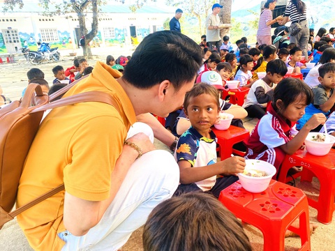 ‘Con chỉ ước có cái cặp hình siêu nhân mang đi học’- Ảnh 1. Nhóm thiện nguỵện Hữu Duyên Sài Gòn trao quà tặng và nấu hàng trăm phần nui ăn sáng cho các trẻ em vùng cao ở huyện Đam Rông (Lâm Đồng) - Ảnh: NVCC