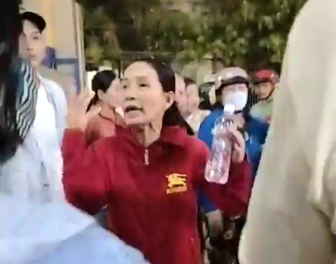 Làm rõ nguyên nhân sản phụ tử vong ở Bệnh viện Đa khoa Khánh Hòa- Ảnh 1. Người nhà nạn nhân bức xúc sau khi sản phụ tử vong tại Bệnh viện Đa khoa tỉnh Khánh Hòa - Ảnh: Cắt từ clip