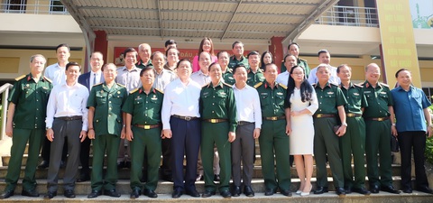 Trưởng Ban Tuyên giáo Trung ương thăm Hội Hỗ trợ gia đình liệt sĩ TP.HCM- Ảnh 2. Các đại biểu chụp ảnh lưu niệm - Ảnh: CTV