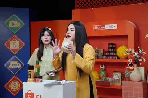 Bé 7 hào hứng giới thiệu các sản vật địa phương đến người xem trong phiên livestream trưa 8-1 vừa qua trên Shopee Live Bé 7 hào hứng giới thiệu các sản vật địa phương đến người xem trong phiên livestream trưa 8-1 vừa qua trên Shopee Live
