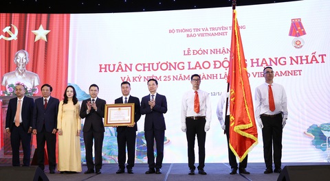 VietNamNet, tờ báo 25 năm kiên định chiến lược Bộ trưởng Nguyễn Mạnh Hùng trao Huân chương Lao động hạng nhất cho báo VietNamNet - Ảnh: T.H