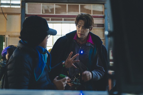 'Alienoid 2: Đa chiều hỗn chiến' nhận cơn mưa lời khen ngay khi ra mắt- Ảnh 5. Kim Woo Bin trở lại màn ảnh rộng với Alienoid 2: Đa chiều hỗn chiến