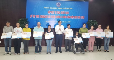 Đà Nẵng thuê chung cư cho gia đình có hoàn cảnh đặc biệt trước Tết Nguyên đán- Ảnh 1. Ông Lê Trung Chinh, chủ tịch UBND TP Đà Nẵng, trao quyết định bố trí thuê chung cư cho 44 hộ nghèo có hoàn cảnh đặc biệt khó khăn trên địa bàn - Ảnh: NHỊ TRÌNH
