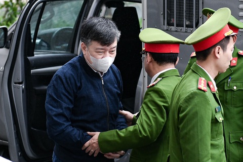 Vụ Việt Á: Cựu giám đốc CDC Bình Dương được miễn trách nhiệm hình sự vì ‘dám nghĩ dám làm’- Ảnh 2. Bị cáo Phạm Xuân Thăng (cựu bí thư Tỉnh ủy Hải Dương) được dẫn giải đến tòa chiều 12-1 - Ảnh: NAM TRẦN