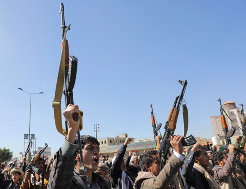 Các chiến binh Houthi mới được chiêu mô hô vang khẩu hiệu trong buổi lễ kết thúc huấn luyện ở Sanaa, Yemen - Ảnh: REUTERS Các chiến binh Houthi mới được chiêu mộ hô vang khẩu hiệu trong buổi lễ kết thúc huấn luyện ở Sanaa, Yemen - Ảnh: REUTERS