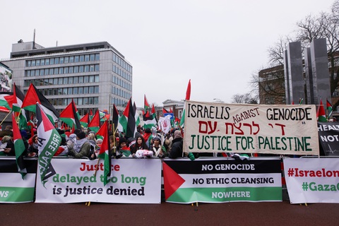 Đám đông ủng hộ người Palestine tuần hành bên ngoài trụ sở Tòa án Công lý quốc tế ở The Hague, Hà Lan ngày 12-1 - Ảnh: REUTERS Đám đông ủng hộ người Palestine tuần hành bên ngoài trụ sở Tòa án Công lý quốc tế ở The Hague, Hà Lan ngày 12-1 - Ảnh: REUTERS