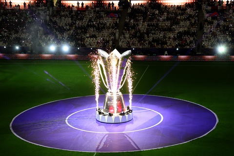 Những hình ảnh ấn tượng trong lễ khai mạc Asian Cup 2023- Ảnh 5. Mô hình chiếc cúp vô địch Asian Cup 2023 xuất hiện trong lễ khai mạc trên sân Lusail - Ảnh: REUTERS