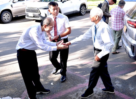 Đạo Thầy Trò - Kỳ 1: Người trò 73 tuổi quỳ gối vấn an thầy- Ảnh 5. Thầy và trò đều bạc tóc, nhưng thầy vẫn luôn lớn hơn trò. Trong ảnh là học trò Trần Cảnh Tú (bên trái) chào đón thầy Trần Văn Chai ngày họp mặt Nhớ ơn thầy cô của cựu học sinh Trường Hàm Nghi - Huế tại Sài Gòn vào năm 2023- Ảnh: ÁI HỮU HÀM NGHI - Huế