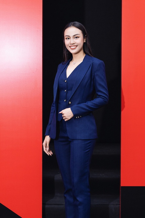 Á hậu Thủy Tiên tạo sự khác biệt với dàn mỹ nhân xung quanh với set đồ vest thanh lịch. Á hậu Thủy Tiên diện set đồ vest thanh lịch nổi bật giữa dàn mỹ nhân xung quanh.