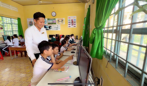 Sáng kiến của thầy, ích lợi cho trò- Ảnh 1. Một tiết tin học tại Trường tiểu học Trưng Vương do thầy Võ Châu Thanh hướng dẫn - Ảnh: ĐẶNG TUYẾT