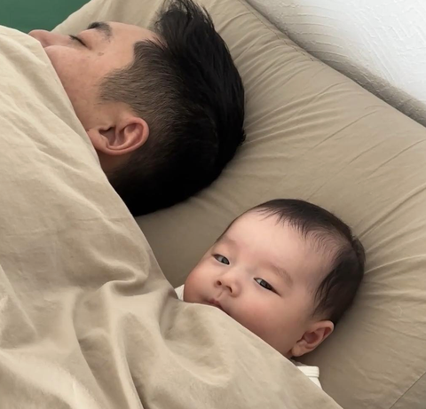 Ảnh vui 12-1: Mẹ 'tiền đình' khi xem tranh chân dung con tặng- Ảnh 2. Mẹ xem con dỗ ba ngủ ngon chưa nè.