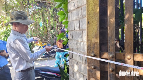 Dự án cao tốc Biên Hòa - Vũng Tàu qua Đồng Nai: Không kịp giao mặt bằng theo hạn tháng 7- Ảnh 1. Cán bộ địa chính đo đạc, kiểm đếm nhà đất của người dân ở phường Phước Tân (TP Biên Hòa) - Ảnh: H.MI