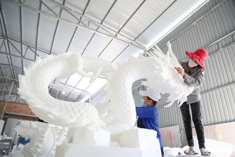 Đi xem thợ làm rồng chào Tết Giáp Thìn- Ảnh 3. Tiếp theo là công đoạn mài, chà nhám các bề mặt của mô hình xốp để sản phẩm hoàn thiện độ mịn - Ảnh: PHƯƠNG QUYÊN