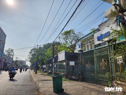 'Đất vàng' bệnh viện cũ sẽ trở thành trụ sở UBND TP- Ảnh 1. Bệnh viện Đa khoa tỉnh Kiên Giang (cũ) giáp hai trục đường lớn của TP Rạch Giá nhưng bỏ hoang phế từ lâu - Ảnh: BỬU ĐẤU