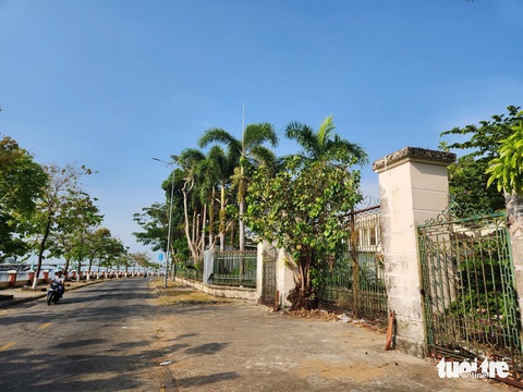 'Đất vàng' bệnh viện cũ sẽ trở thành trụ sở UBND TP- Ảnh 2. Chủ tịch UBND tỉnh Kiên Giang đã có kết luận chuyển Bệnh viện Đa khoa tỉnh Kiên Giang cũ cho UBND TP Rạch Giá xây dựng trụ sở và làm công viên nhưng đến nay vẫn nhùng nhằng, thủ tục chưa xong - Ảnh: BỬU ĐẤU