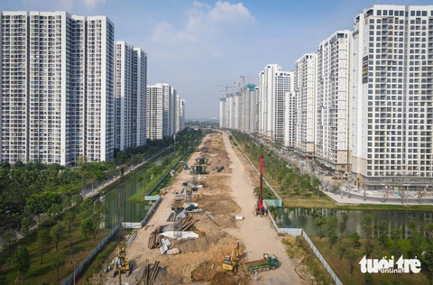 Đại công trường vành đai 3 qua Thủ Đức vẫn nhộn nhịp dù Tết đến gần- Ảnh 1. Tuyến vành đai 3 đoạn qua khu Vinhomes Grand Park, TP Thủ Đức nhìn từ trên cao. Theo thiết kế, ở giữa công trường là phần cầu cạn, hai bên là đường song hành - Ảnh: CHÂU TUẤN