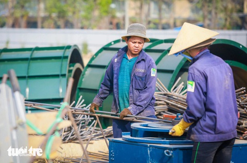 Đại công trường vành đai 3 qua Thủ Đức vẫn nhộn nhịp dù Tết đến gần- Ảnh 2. Dưới cái nắng gắt buổi trưa, hàng trăm công nhân trên đại công trường vành đai 3 đoạn qua TP Thủ Đức vẫn miệt mài làm việc - Ảnh: LÊ PHAN