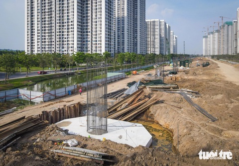 Đại công trường vành đai 3 qua Thủ Đức vẫn nhộn nhịp dù Tết đến gần- Ảnh 9. Theo đại diện nhà thầu, tiến độ thi công gói thầu XL3 đã vượt kế hoạch đề ra. Nhà thầu đang đẩy nhanh tiến độ xây dựng kết cấu phần dưới cầu và hoàn thiện thêm hai bãi đúc để phục vụ đúc dầm - Ảnh: CHÂU TUẤN