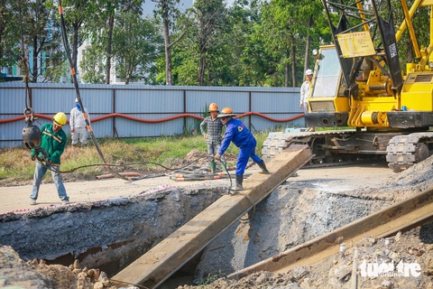 Đại công trường vành đai 3 qua Thủ Đức vẫn nhộn nhịp dù Tết đến gần- Ảnh 11. Dự án vành đai 3 TP.HCM dự kiến về đích vào năm 2026. Đây là tuyến kết nối với các tỉnh lân cận. Do đó, vành đai 3 không những có vai trò quan trọng trong việc phát triển kinh tế và xã hội của TP.HCM mà còn cho các tỉnh khác - Ảnh: CHÂU TUẤN