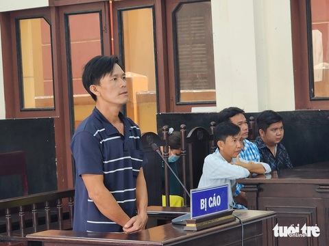 Hút gần 15 mét khối cát sông Tiền, lãnh án 1 năm tù- Ảnh 1. Bị cáo Nguyễn Thành Trung tại phiên tòa xét xử - Ảnh: HOÀI THƯƠNG