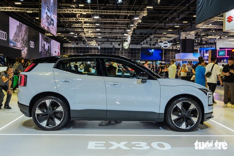 Chi tiết Volvo EX30 dự kiến sắp đến Việt Nam: Chạy được 480km/sạc, nội thất tối giản khó tin- Ảnh 4. Về kích thước, Volvo EX30 có chiều dài 4.233mm, rộng 1.836mm, cao 1.550mm, cùng chiều dài cơ sở là 2.650mm. So sánh với các mẫu xe trong cùng phân khúc như BMW X1, iX1 (được xem là bản điện của X1 cũng có khả năng sẽ về Việt Nam) hay Audi Q3, EX30 hơi ngắn hơn một chút