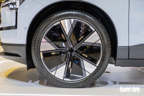 Chi tiết Volvo EX30 dự kiến sắp đến Việt Nam: Chạy được 480km/sạc, nội thất tối giản khó tin- Ảnh 5. Volvo EX30 có bộ mâm 5 chấu kích thước 20 inch, được thiết kế để tối ưu khí động học, giúp tăng cường khả năng vận hành của xe. Nhiều hãng xe cũng áp dụng kiểu thiết kế này cho phần mâm của xe điện