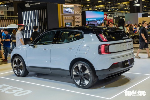 Chi tiết Volvo EX30 dự kiến sắp đến Việt Nam: Chạy được 480km/sạc, nội thất tối giản khó tin- Ảnh 6. Thiết kế đuôi xe có nét tương đồng với mẫu xe chạy xăng XC40. Đèn hậu LED kéo dài từ phần cánh gió xuống dưới