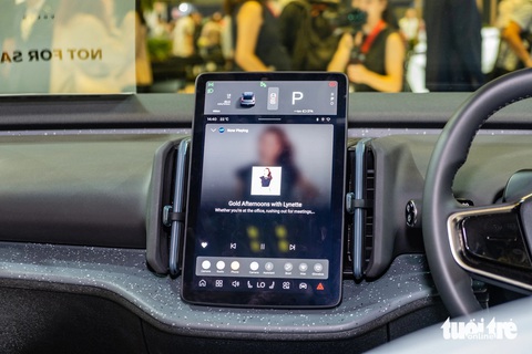 Chi tiết Volvo EX30 dự kiến sắp đến Việt Nam: Chạy được 480km/sạc, nội thất tối giản khó tin- Ảnh 9. Màn hình trung tâm 12,3 inch dạng dọc hỗ trợ Apple CarPlay/Android Auto và Google Assistant