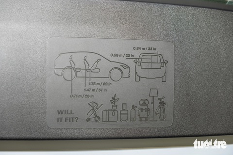 Chi tiết Volvo EX30 dự kiến sắp đến Việt Nam: Chạy được 480km/sạc, nội thất tối giản khó tin- Ảnh 16. Khi mở cửa cốp, có một tấm bảng chỉ dẫn về kích thước cốp trong điều kiện thông thường, khi gập hàng hai hoặc gập ghế phụ. Các hình vẽ còn lại là các vật dụng có thể chứa được bên trong