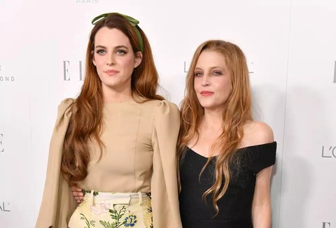 Hồi ký của con gái huyền thoại Elvis Presley hé lộ bí mật gia đình- Ảnh 2. Riley Keough (trái) và Lisa Marie Presley ở Beverly Hills vào tháng 10-2017 - Ảnh: GETTY