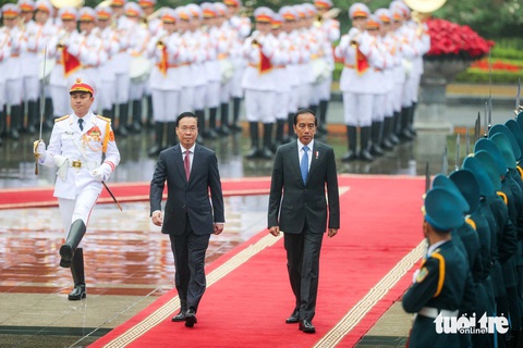 Lễ đón cấp nhà nước Tổng thống Indonesia tại Hà Nội- Ảnh 1. Chủ tịch nước Võ Văn Thưởng và Tổng thống Indonesia Joko Widodo duyệt đội danh dự Quân đội Nhân dân Việt Nam - Ảnh: NGUYỄN KHÁNH
