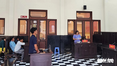 Hút gần 15 mét khối cát sông Tiền, lãnh án 1 năm tù- Ảnh 2. Đại diện viện kiểm sát công bố bản cáo trạng truy tố bị cáo Trung - Ành: HOÀI THƯƠNG
