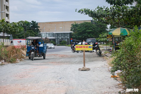 UBND TP.HCM đã có chỉ đạo, rào vẫn cắt ngang đường, ngăn 2 khu đô thị ở Thủ Đức- Ảnh 2. Một số tuyến đường trong khu đô thị An Phú bị hư hỏng, nhiều đá dăm và bụi bặm - Ảnh: CHÂU TUẤN
