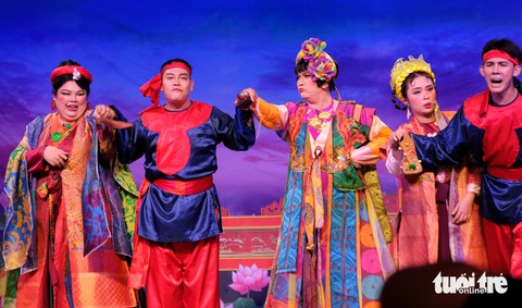 Cảnh thử hài nhộn nhạo trong vở Tấm Cám đại chiến - Ảnh: LINH ĐOAN Cảnh thử hài nhộn nhạo trong vở Tấm Cám đại chiến - Ảnh: LINH ĐOAN