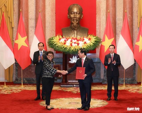 Sớm đưa quan hệ Đối tác chiến lược Việt Nam - Indonesia lên tầm cao mới- Ảnh 3. Chủ tịch nước Võ Văn Thưởng và Tổng thống Indonesia Joko Widodo chứng kiến lễ trao văn kiện hợp tác giữa Bộ Ngoại giao hai nước - Ảnh: NGUYỄN KHÁNH