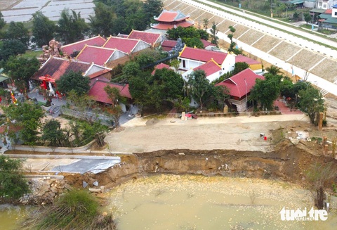 Sạt lở bờ sông Minh, uy hiếp Đền Cả ở Hà Tĩnh- Ảnh 1. Toàn cảnh Đền Cả và điểm sạt lở trên sông Minh - Ảnh: LÊ MINH