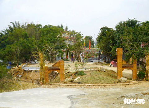 Sạt lở bờ sông Minh, uy hiếp Đền Cả ở Hà Tĩnh- Ảnh 5. Con đường dẫn vào ngôi Đền Cả có cổng làm bằng đá ong - Ảnh: LÊ MINH